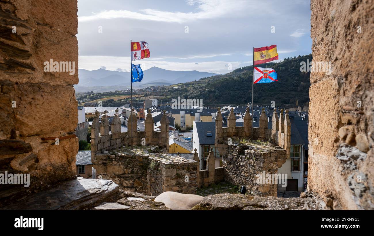 Bandiere che sventolano sul castello dei templari a ponferrada, spagna Foto Stock