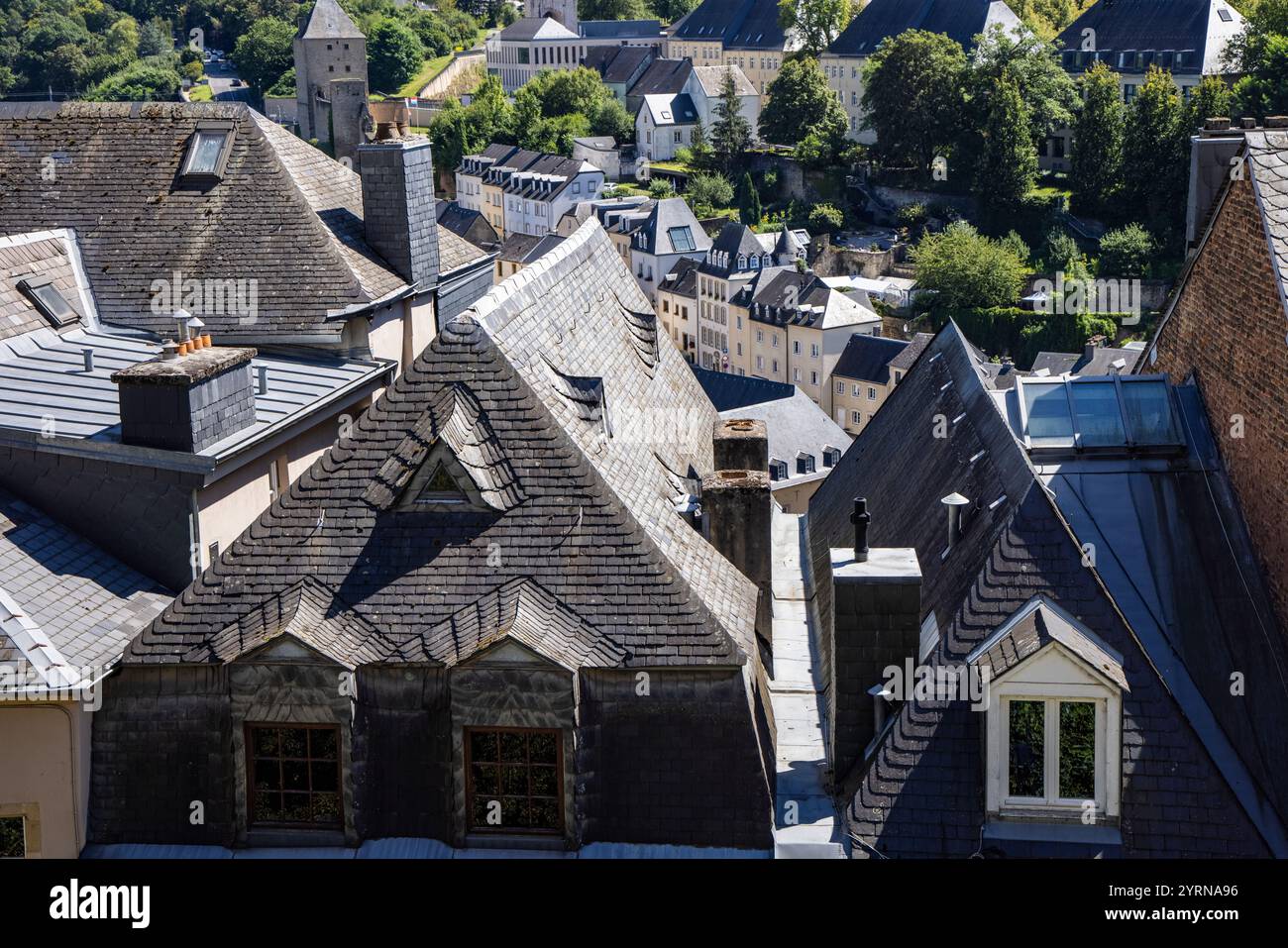Vista dall'alto degli edifici del quartiere Grund, nella valle sotto il centro di Lussemburgo, sulle rive del fiume Alzette, Lussemburgo, Lussemburgo Foto Stock