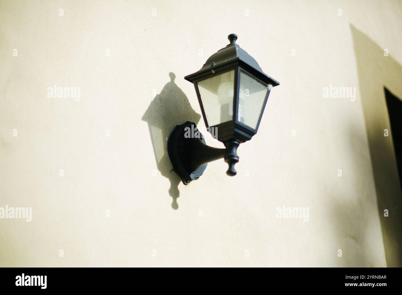 Marradi, Italia, lampada , luce dura, ombra, lampada da parete Foto Stock