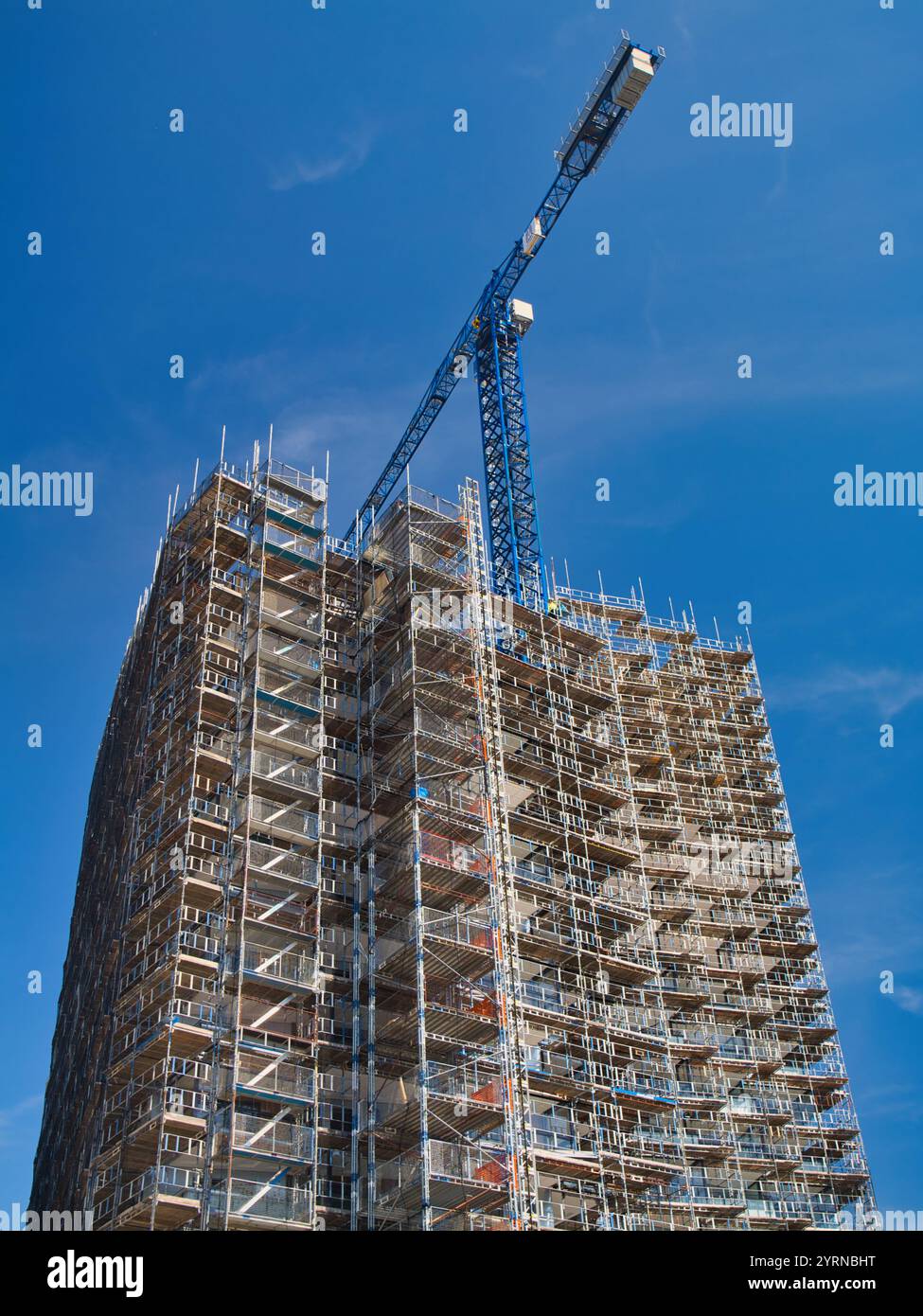 Malmo, Svezia - giu 27 2024: Lavori di costruzione di un edificio alto e moderno a Malmo, nel sud della Svezia. Preso in una giornata di sole d'estate con un blu Foto Stock