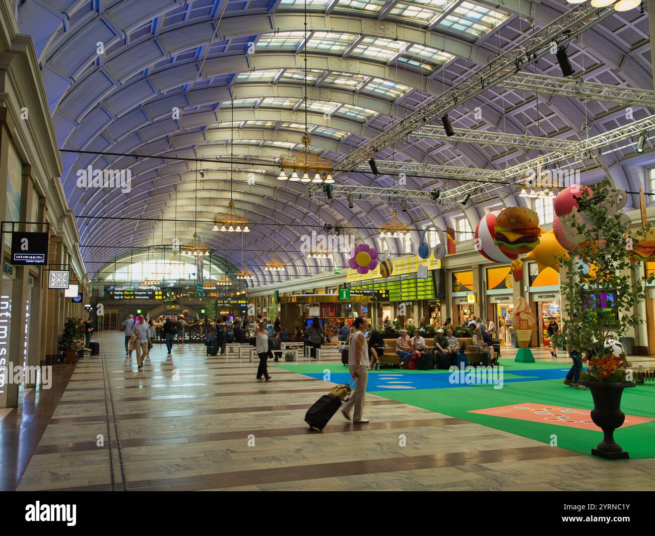 Stoccolma, Svezia - giugno 27 2024: Sala principale e tetto ad arco della stazione centrale di Stoccolma in Svezia. Foto Stock