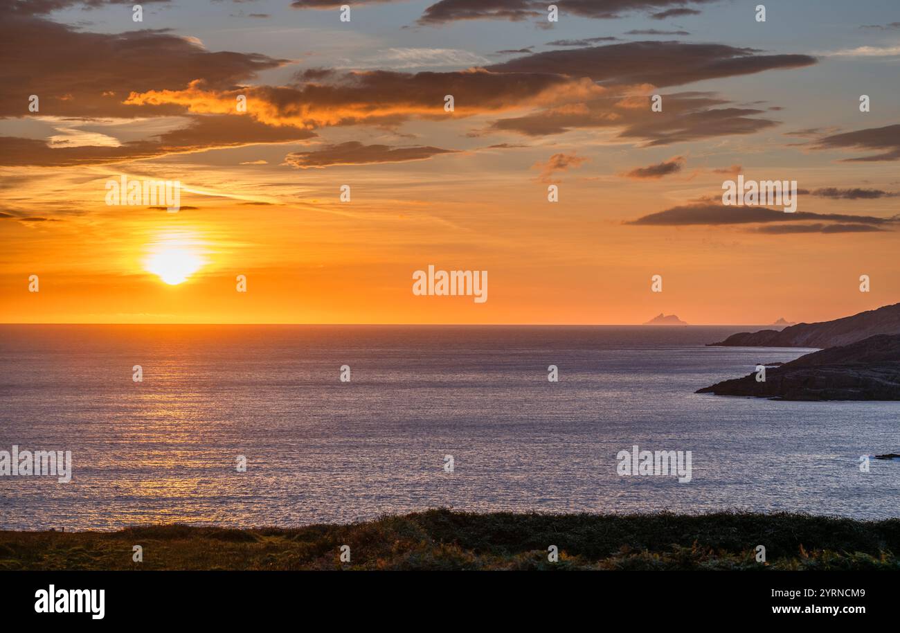 Spettacolare tramonto sull'Oceano Atlantico da Allihies, Penisola di Beara, Contea di Cork, Irlanda, con le Isole Blasket visibili in lontananza Foto Stock