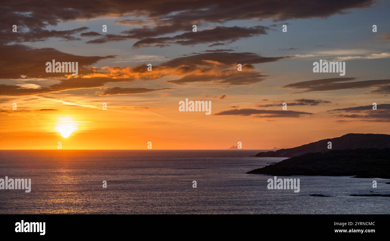Spettacolare tramonto sull'Oceano Atlantico da Allihies, Penisola di Beara, Contea di Cork, Irlanda, con le Isole Blasket visibili in lontananza Foto Stock