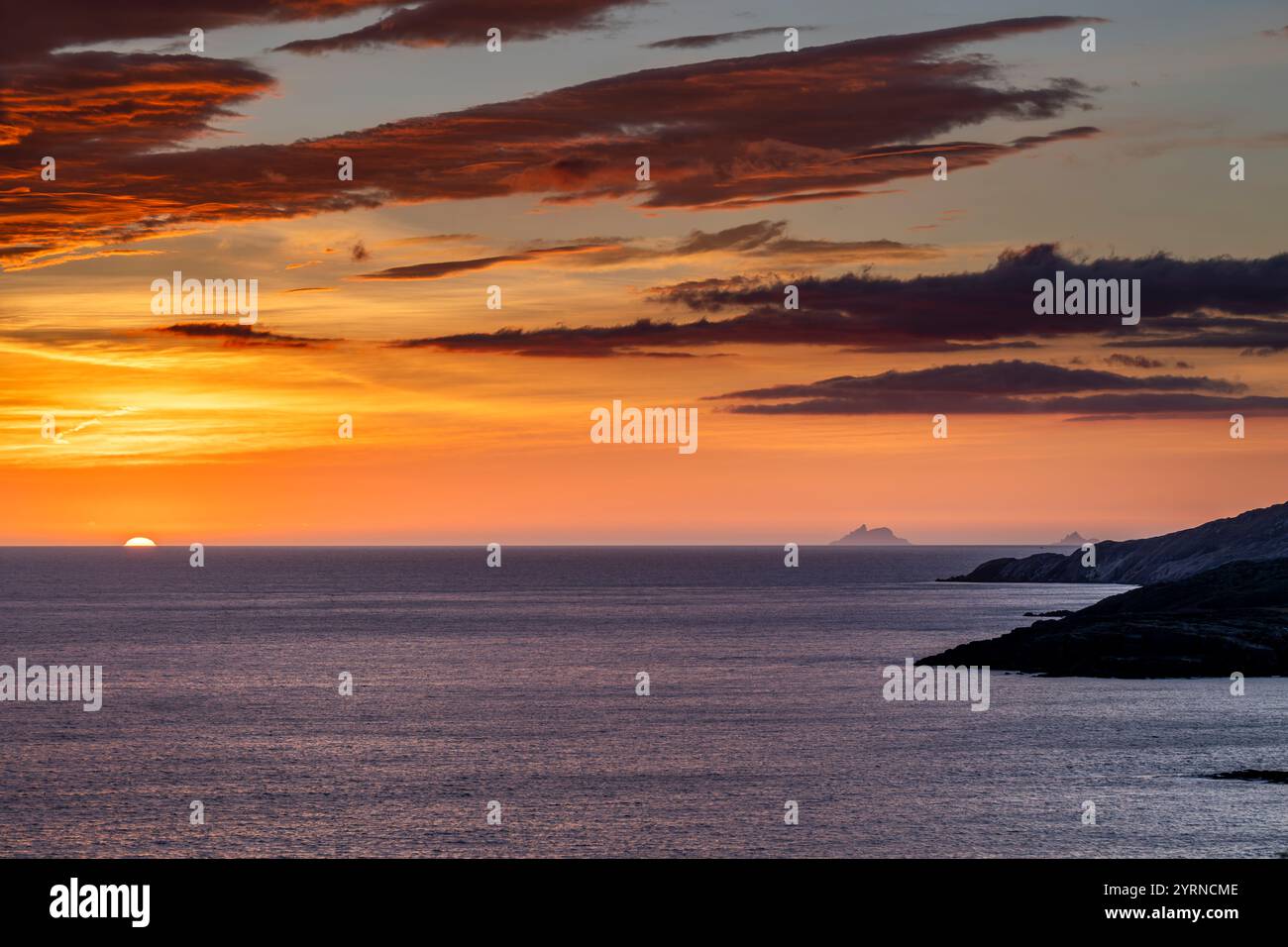 Spettacolare tramonto sull'Oceano Atlantico da Allihies, Penisola di Beara, Contea di Cork, Irlanda, con le Isole Blasket visibili in lontananza Foto Stock