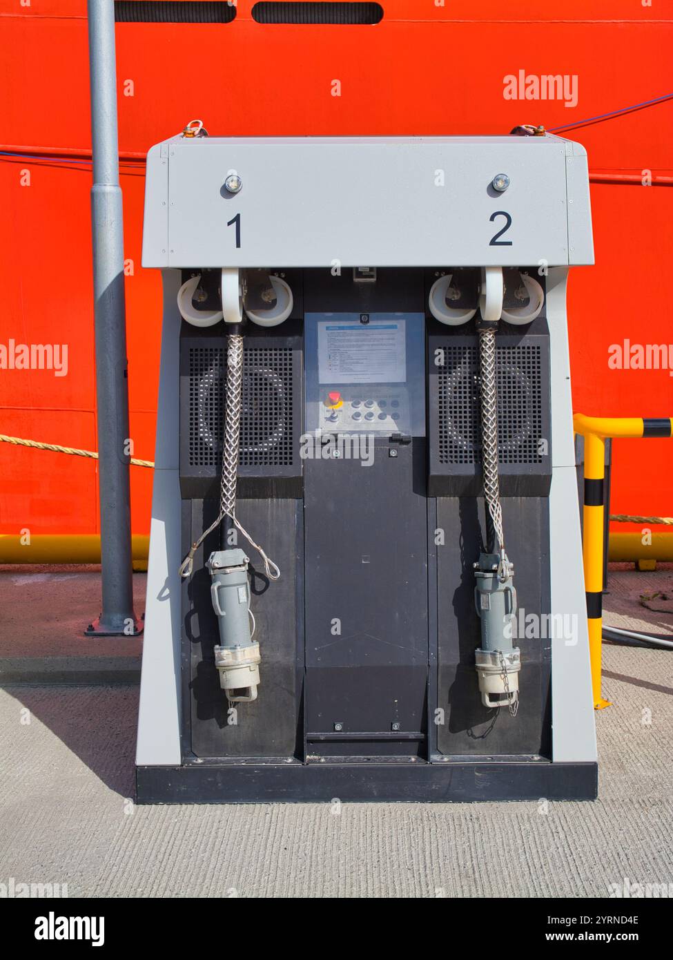 Bodo, Norvegia - 18 giugno 2024: Due connettori di alimentazione marini presso il porto di Bodo in Norvegia. Foto Stock