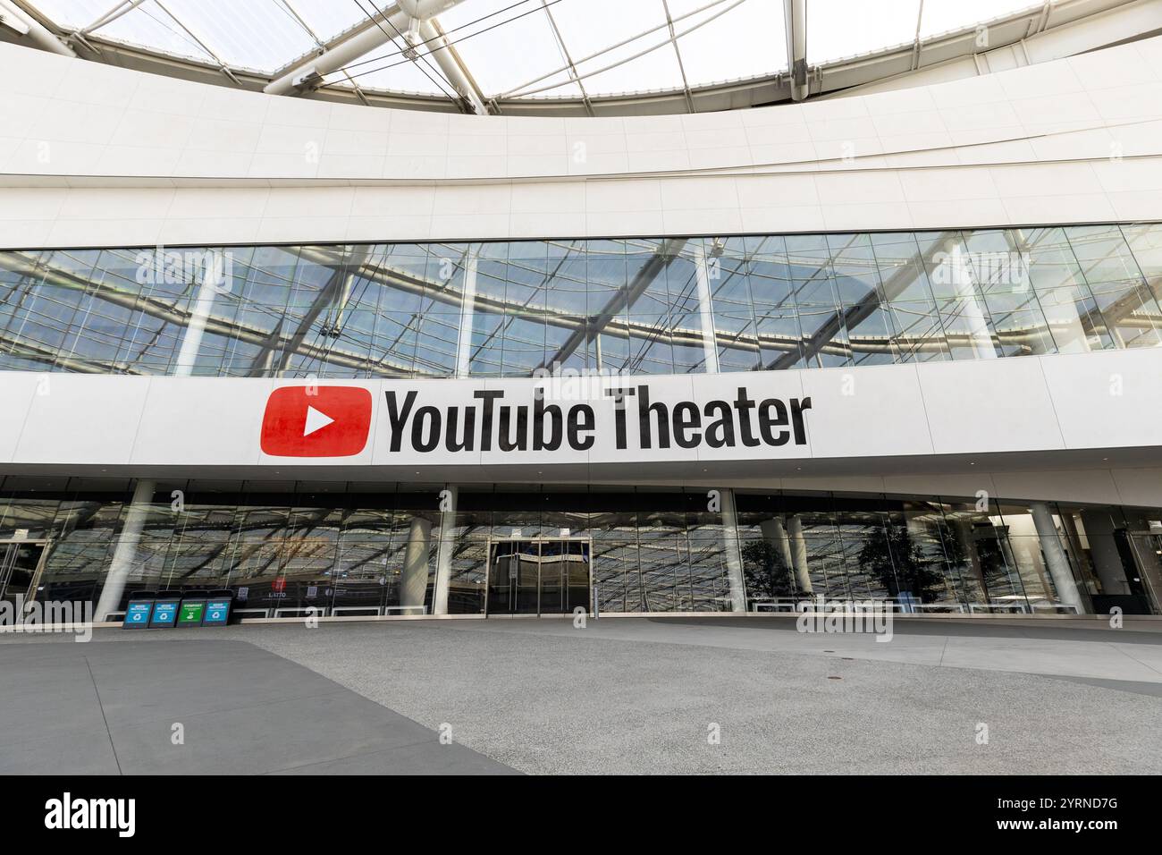 L'YouTube Theater è un luogo di ritrovo musicale situato nel Sofi Stadium, sede dei Los Angeles Rams and Chargers, e ha una capacità di 6.000 persone. Foto Stock