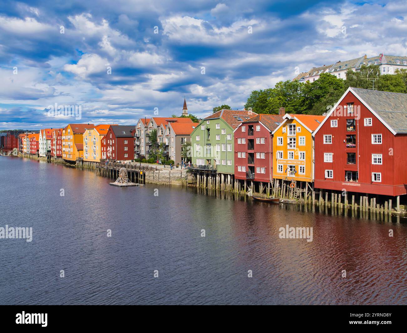 Trondheim, Norvegia - 15 giugno 2024: Banchine di legno colorate (bryggene) a Trondheim, Norvegia. Gli edifici sono antichità nazionali definite "cultur" Foto Stock