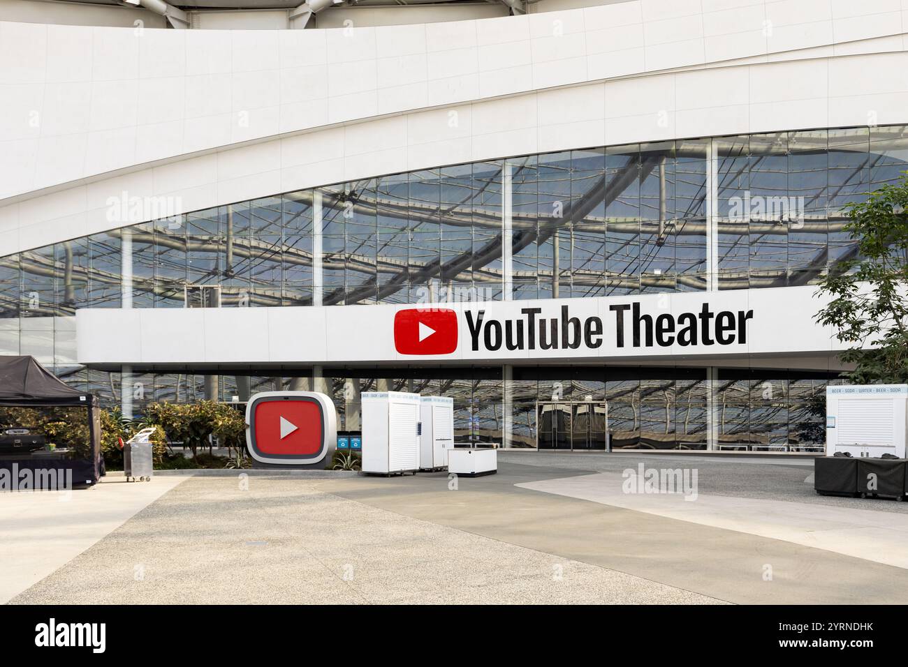 L'YouTube Theater è un luogo di ritrovo musicale situato nel Sofi Stadium, sede dei Los Angeles Rams and Chargers, e ha una capacità di 6.000 persone. Foto Stock
