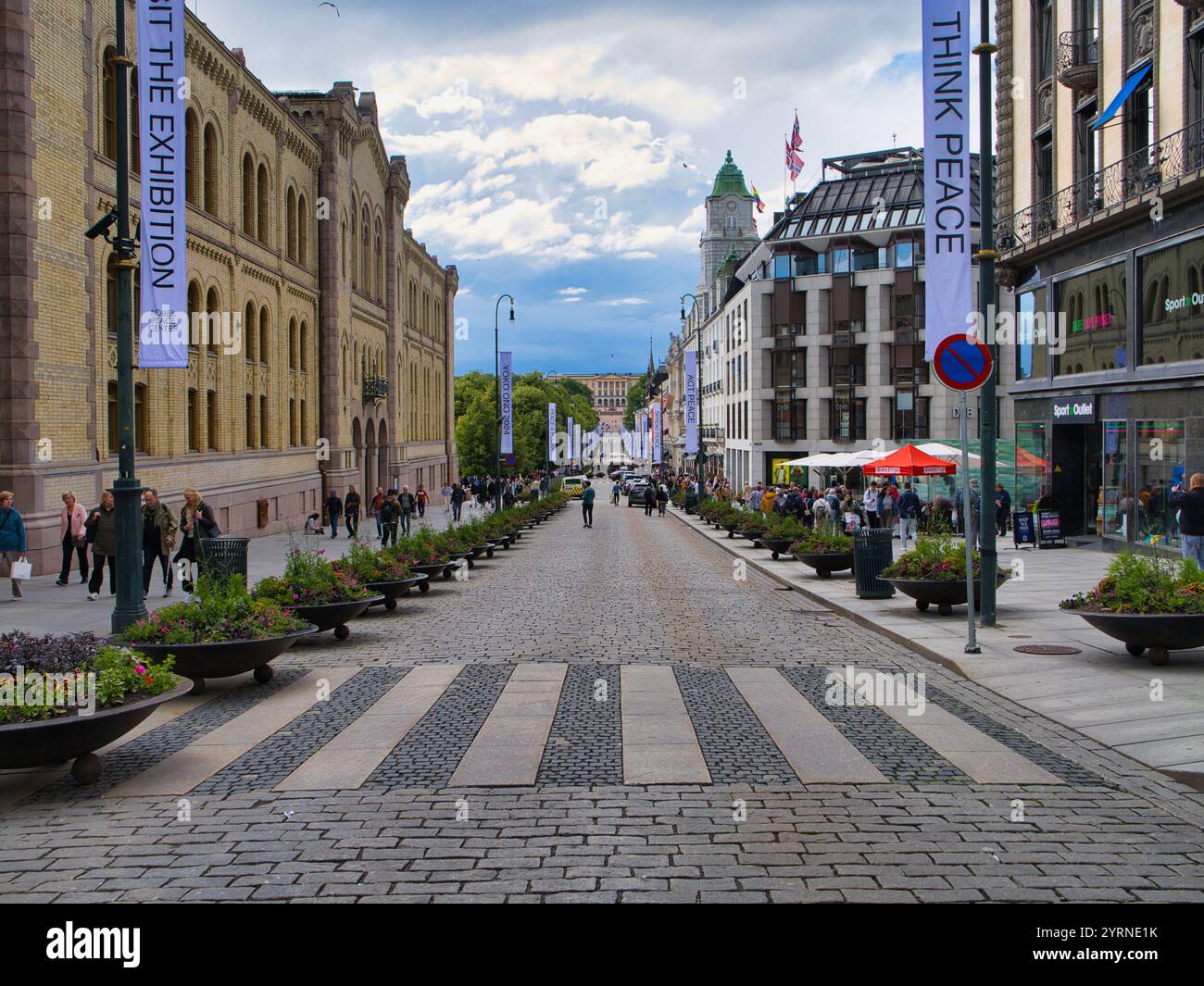 Oslo, Norvegia - 12 giugno 2024: Con un attraversamento in primo piano e il Palazzo reale in lontananza, vista dalla porta Karl Johans nel centro di Oslo, Norw Foto Stock