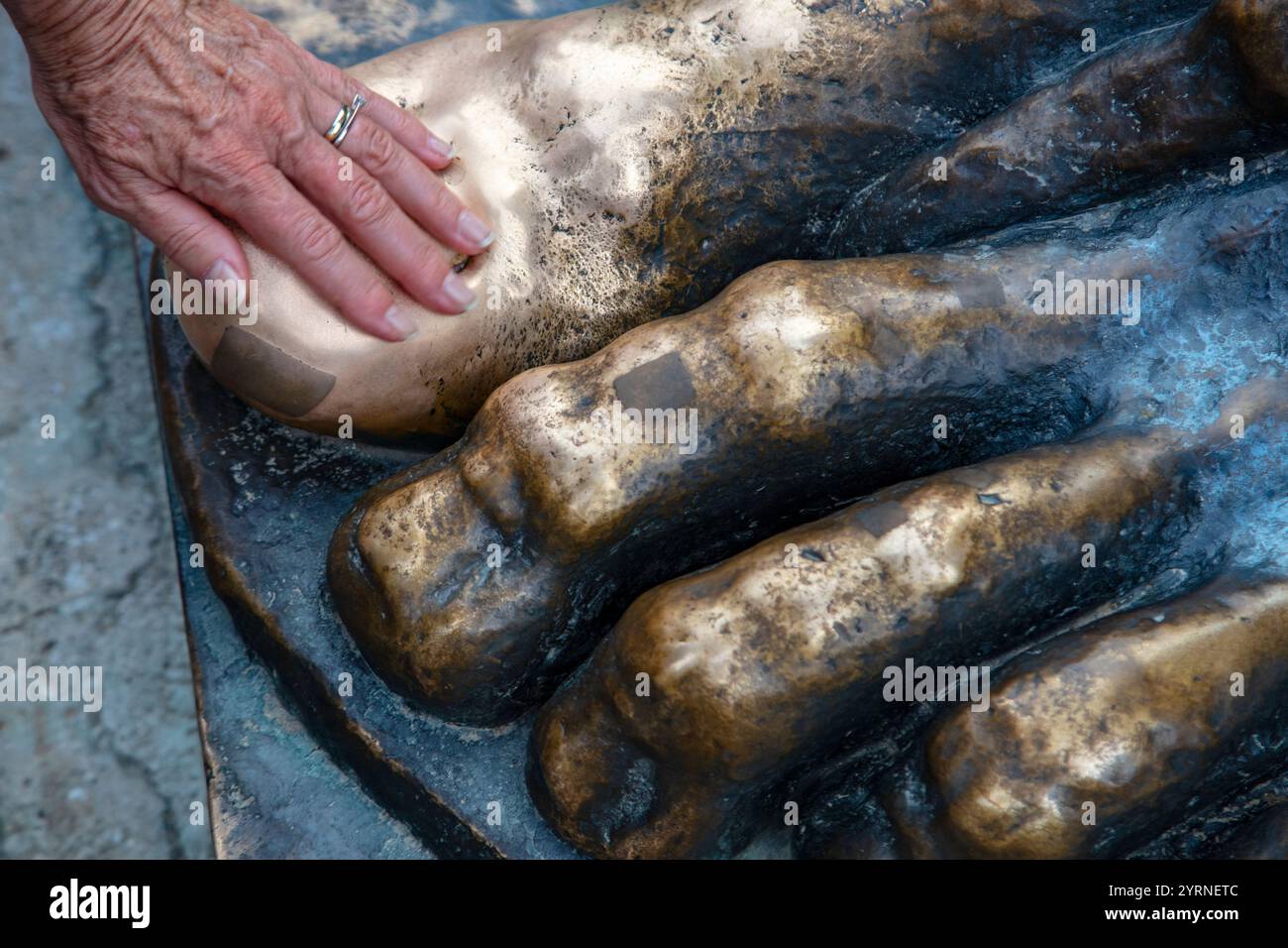 Toccando a mano il dito dorato di una scultura gigante del piede, Spalato, Dalmazia, Croazia, Europa Foto Stock