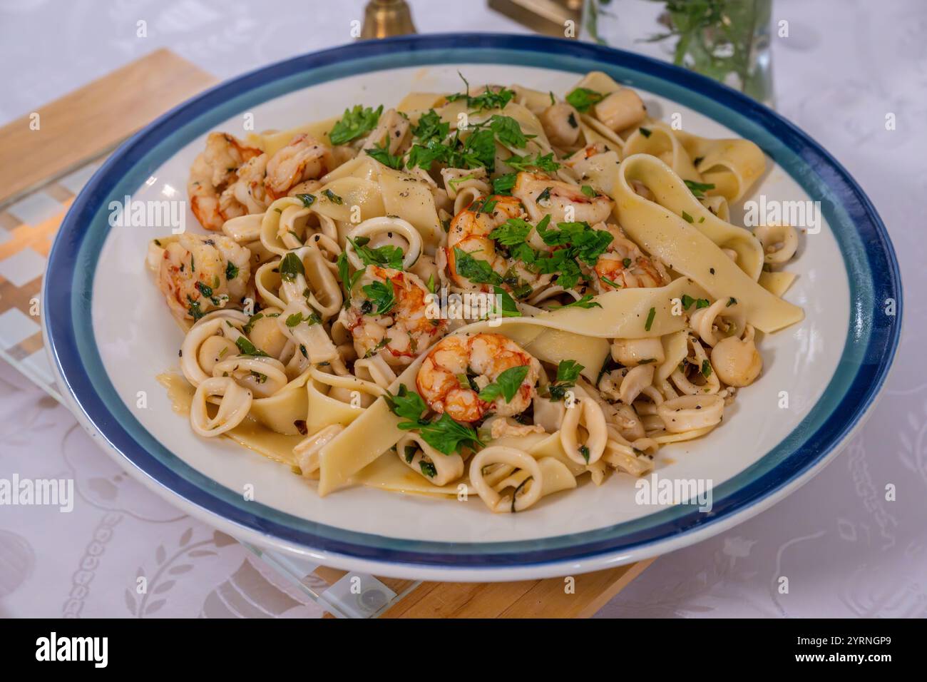 vista ravvicinata di un sano pranzo a base di pesce con pasta, gamberi e calmari. Foto Stock