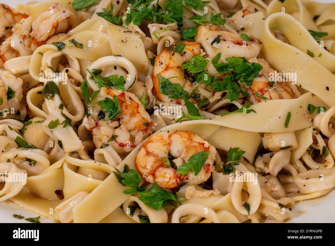 vista ravvicinata di un sano pranzo a base di pesce con pasta, gamberi e calmari. Foto Stock