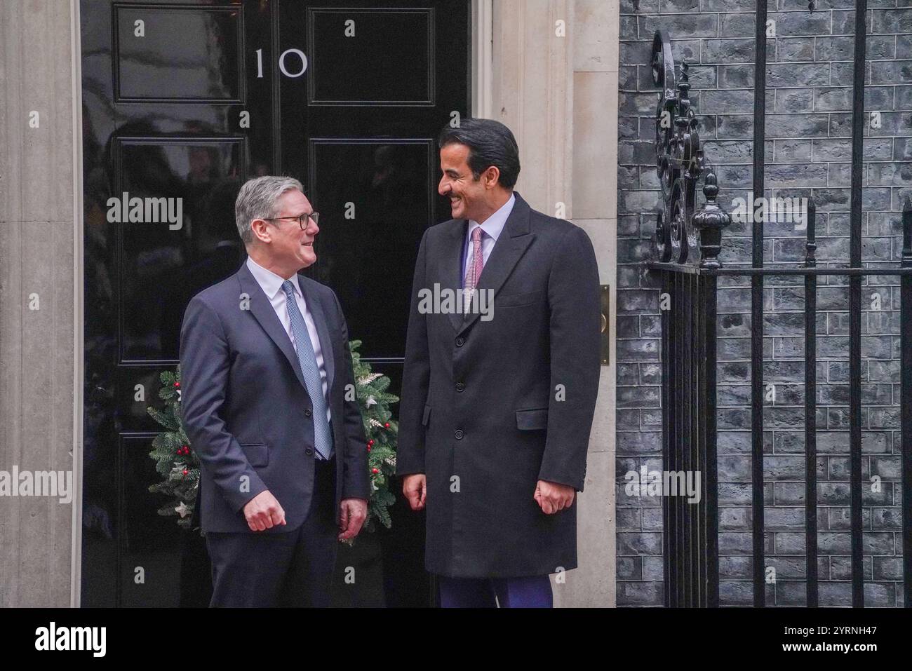 Londra, Regno Unito. 4 dicembre 2024 il primo ministro Keir Starmer ospita l'emiro del Qatar Sheikh Tamim bin Hamad al Thani a Downing Street per colloqui bilaterali mentre l'emiro conclude la sua visita di stato di 2 giorni nel Regno Unito. Lo stato del Golfo ha confermato un programma di investimenti di 1 miliardo di sterline tra Gran Bretagna e Qatar..Credit.Amer Ghazzal/Alamy Live News Foto Stock