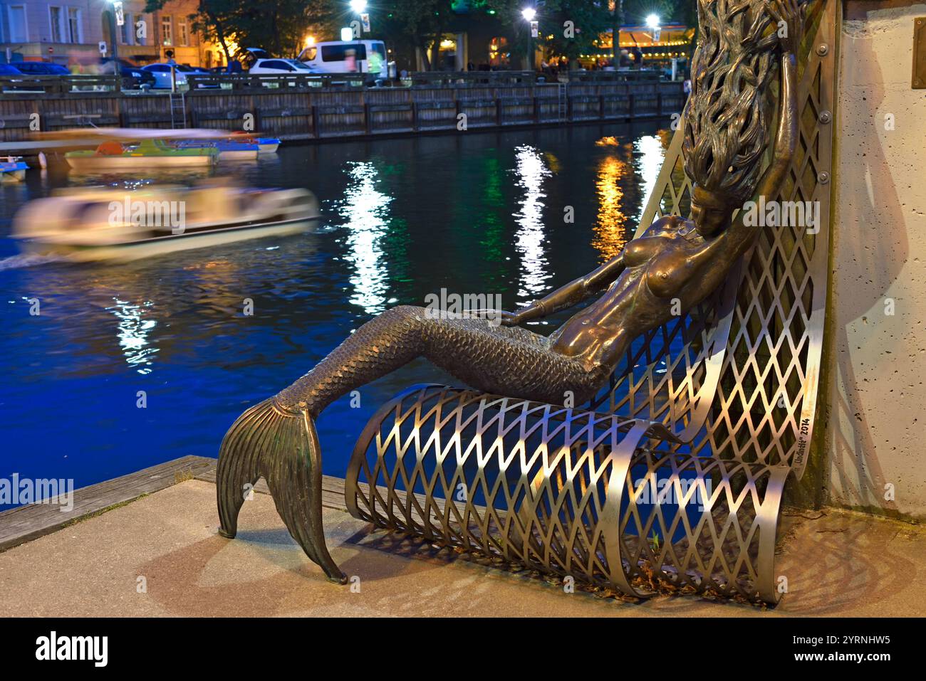 La panchina della sirena sull’argine del fiume Dane, vecchio porto di Klaipeda, città portuale sul Mar Baltico, Lituania, Europa Foto Stock