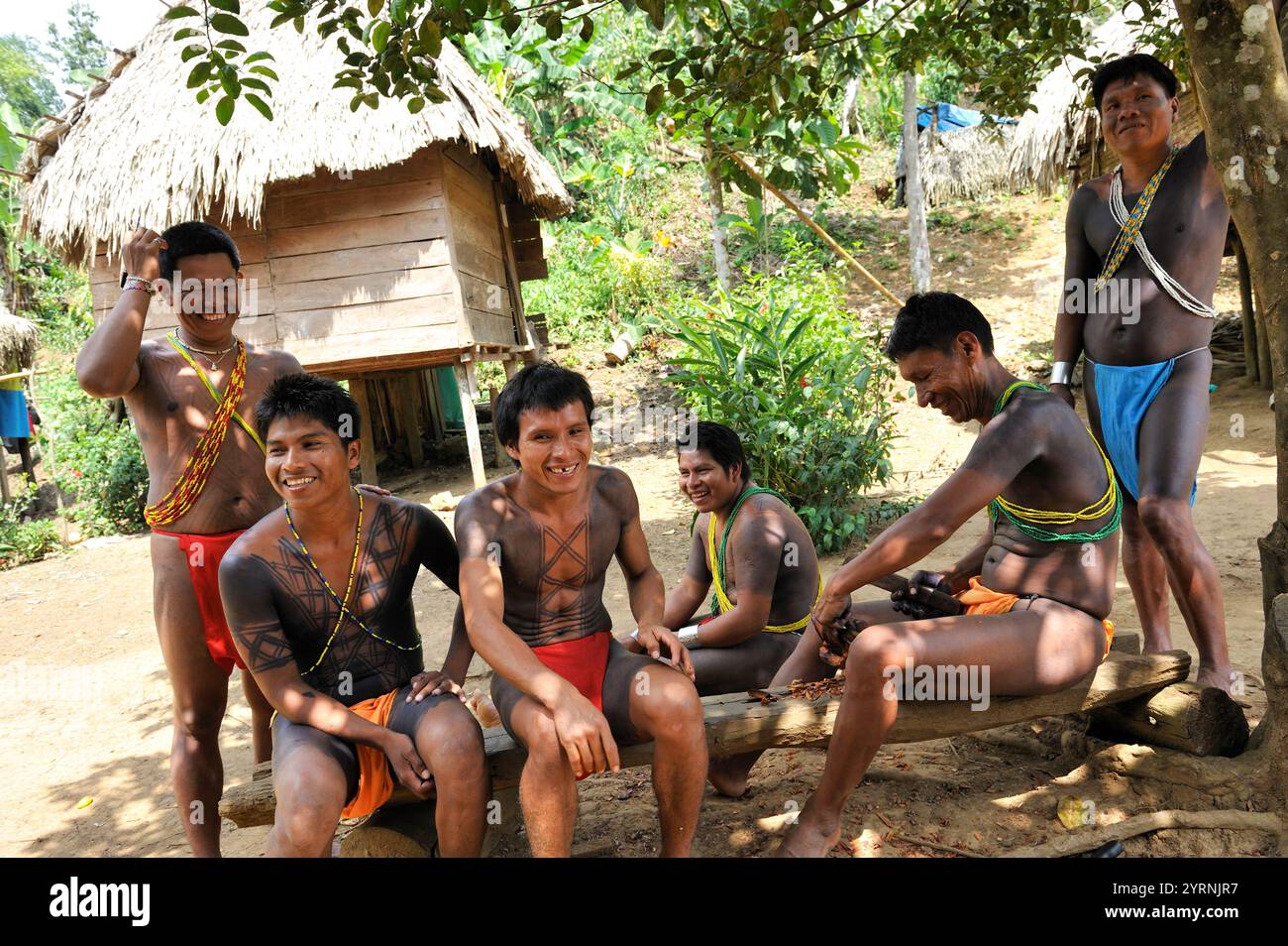 Giovani della comunità nativa di Embera che vivono sul fiume Chagres all'interno del Parco Nazionale di Chagres, Repubblica di Panama, America centrale Foto Stock