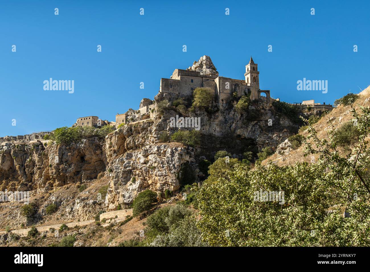 Chiesa di San Pietro e San Paolo (San Pietro Caveoso) vista dal parco della Murgia Materana (Parco della Murgia Materana), Matera, Basilicata, Italia. Foto Stock