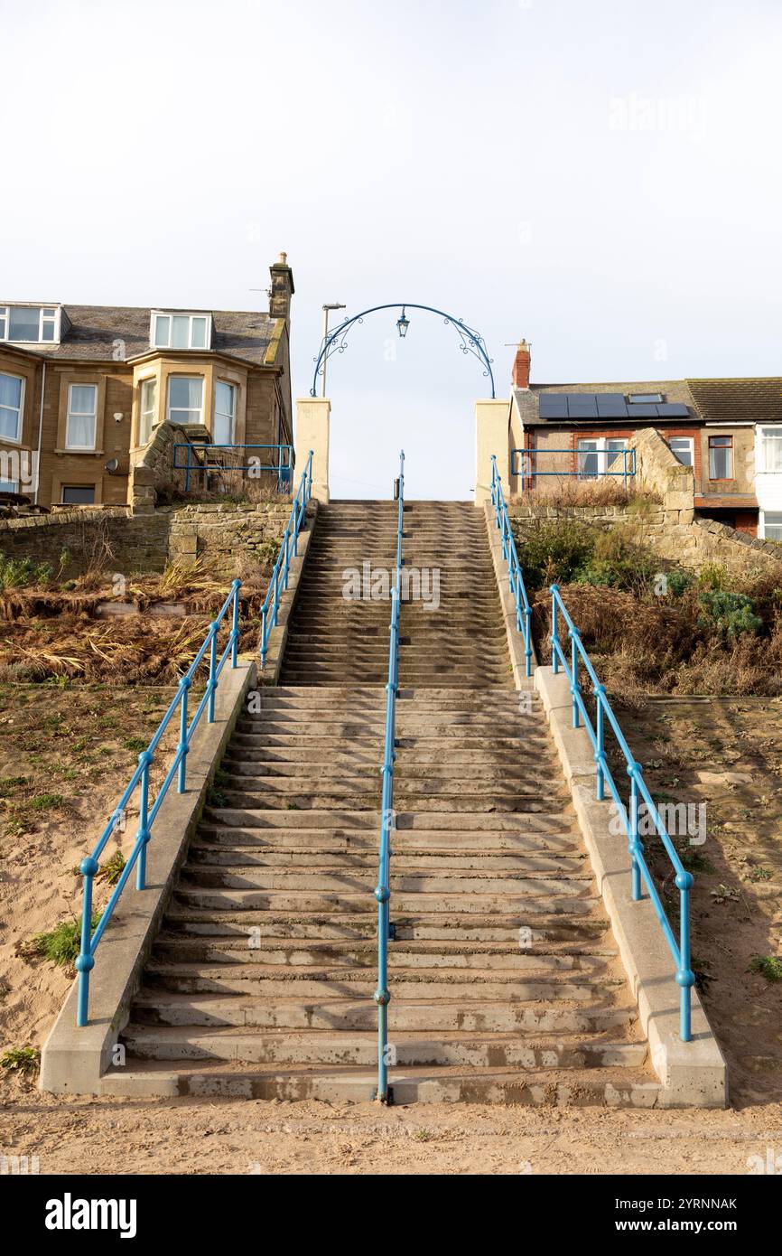 I gradini a ferro di cavallo a Newbiggin-by-the-Sea, Northumberland, Inghilterra. I gradini conducono da e per il lungomare della città di mare. Foto Stock