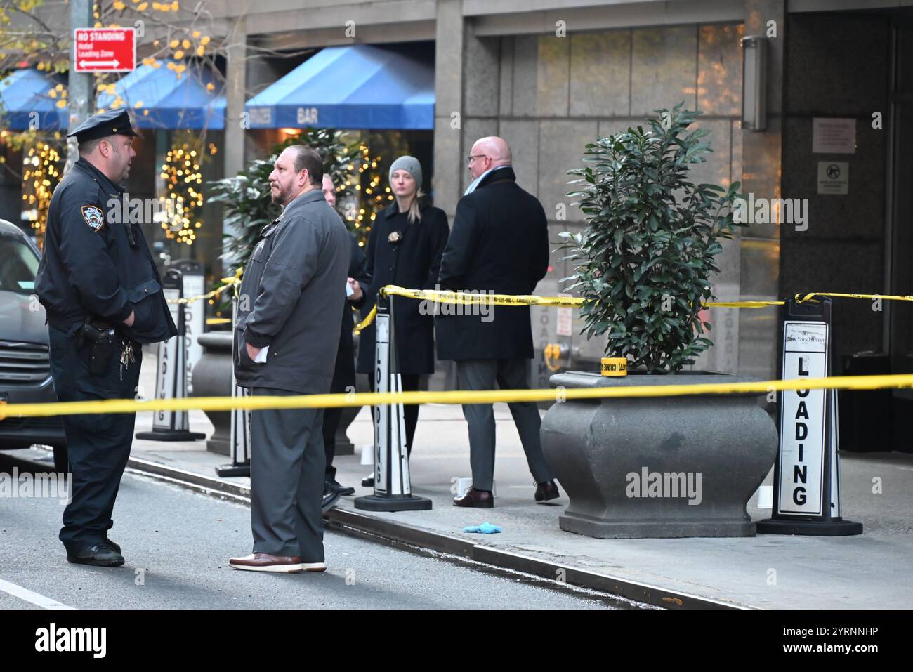 Midtown Manhattan, Stati Uniti. 4 dicembre 2024. Investigatori sulla scena del crimine visti intorno alla scena del crimine. L'amministratore delegato di UnitedHealthcare Brian Thompson è stato ucciso e ucciso a Midtown Manhattan, in uno sfacciato attacco mirato. Credito: SOPA Images Limited/Alamy Live News Foto Stock