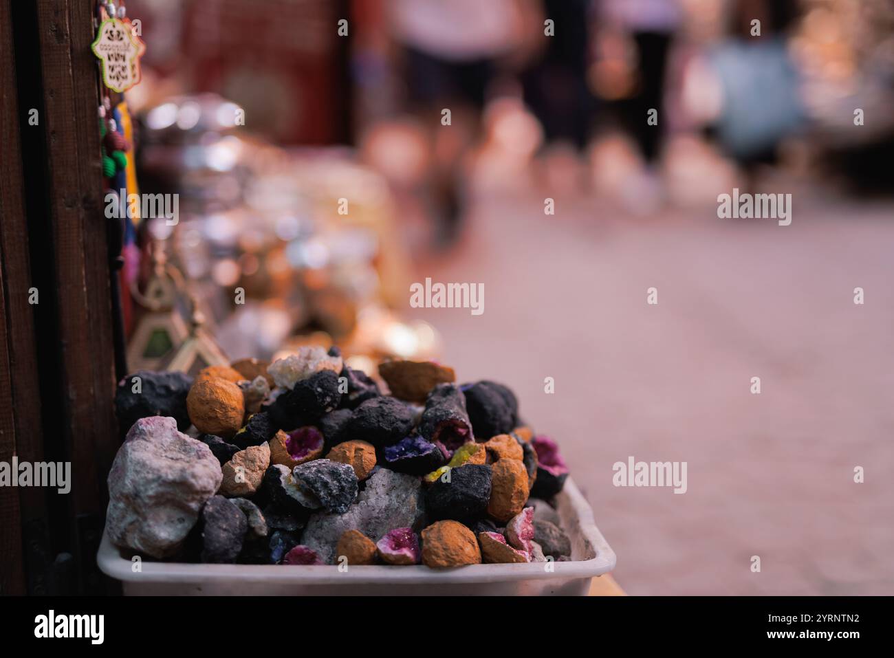 Merci e shopping nella vecchia e storica Medina di Marrakech. Foto Stock