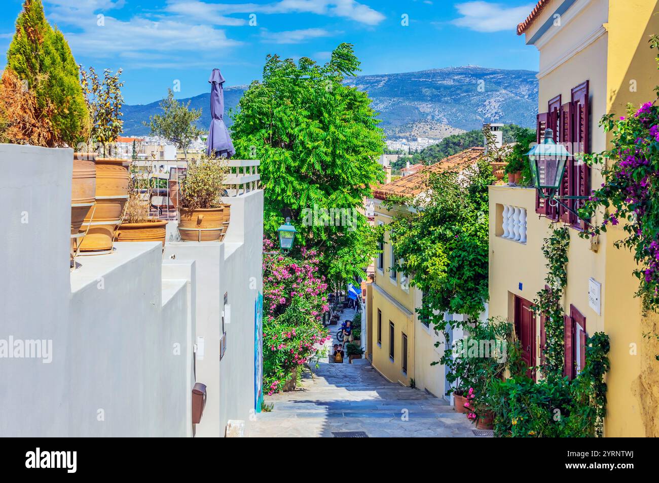 Vista di un quartiere di Atene, sul versante nord-est dell'Acropoli, ai margini della storica Plaka. Foto Stock