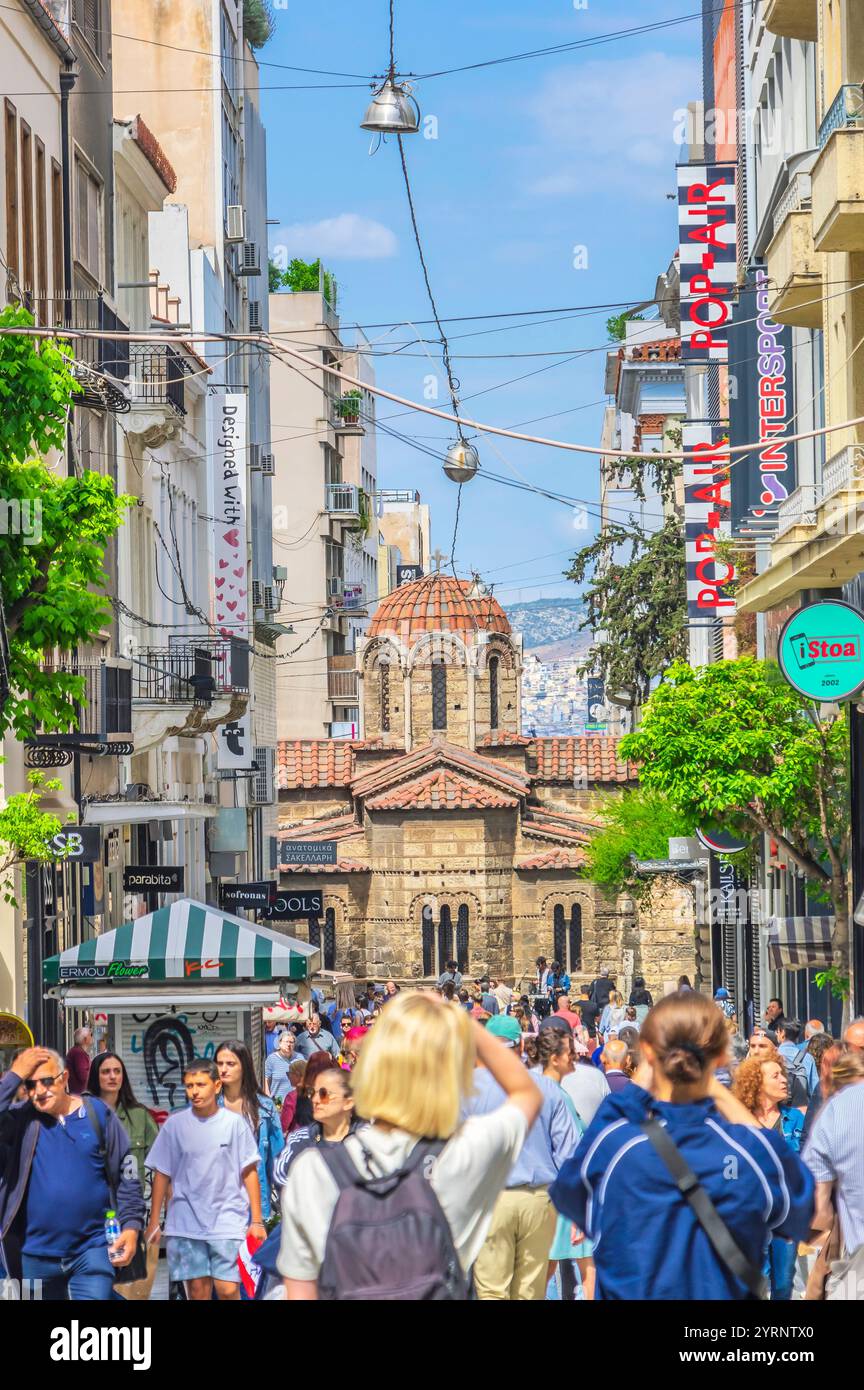 Via dello shopping ad Atene, sullo sfondo la chiesa della Santa Università Foto Stock