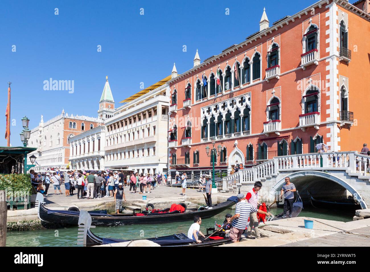 Gondole con turisti sul Rio del Vin di fronte al Danieli Excelsior Hotel, Riva degli Schiavoni, Castello, Venezia, Italia Foto Stock