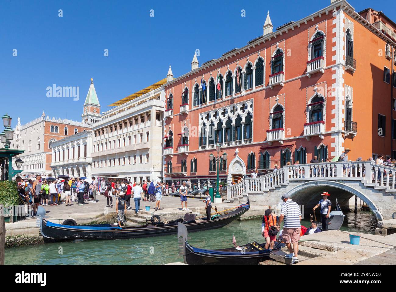 Gondole con turisti sul Rio del Vin di fronte al Danieli Excelsior Hotel, Riva degli Schiavoni, Castello, Venezia, Italia Foto Stock