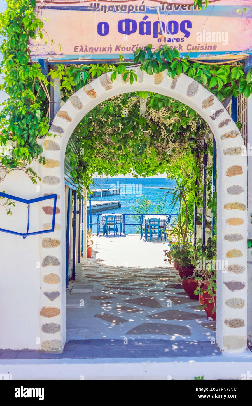 Il tranquillo villaggio di Agia Marina a circa 25 km da Atene, taverna sulla spiaggia Foto Stock