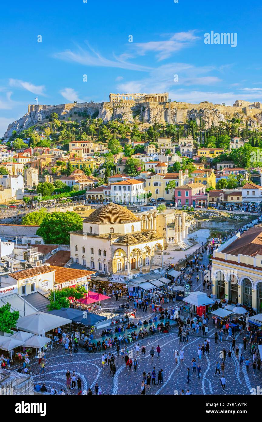 Vista della chiesa bizantina in Piazza Monastiraki, Acropoli sullo sfondo, Atene, Grecia Foto Stock