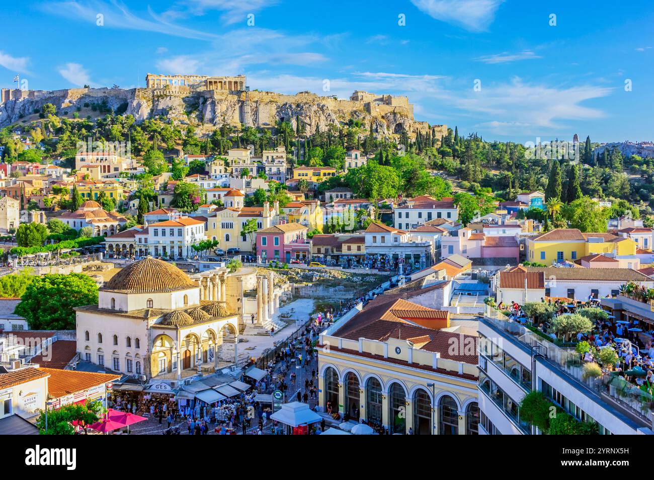 Vista della chiesa bizantina in Piazza Monastiraki, Acropoli sullo sfondo, Atene, Grecia Foto Stock