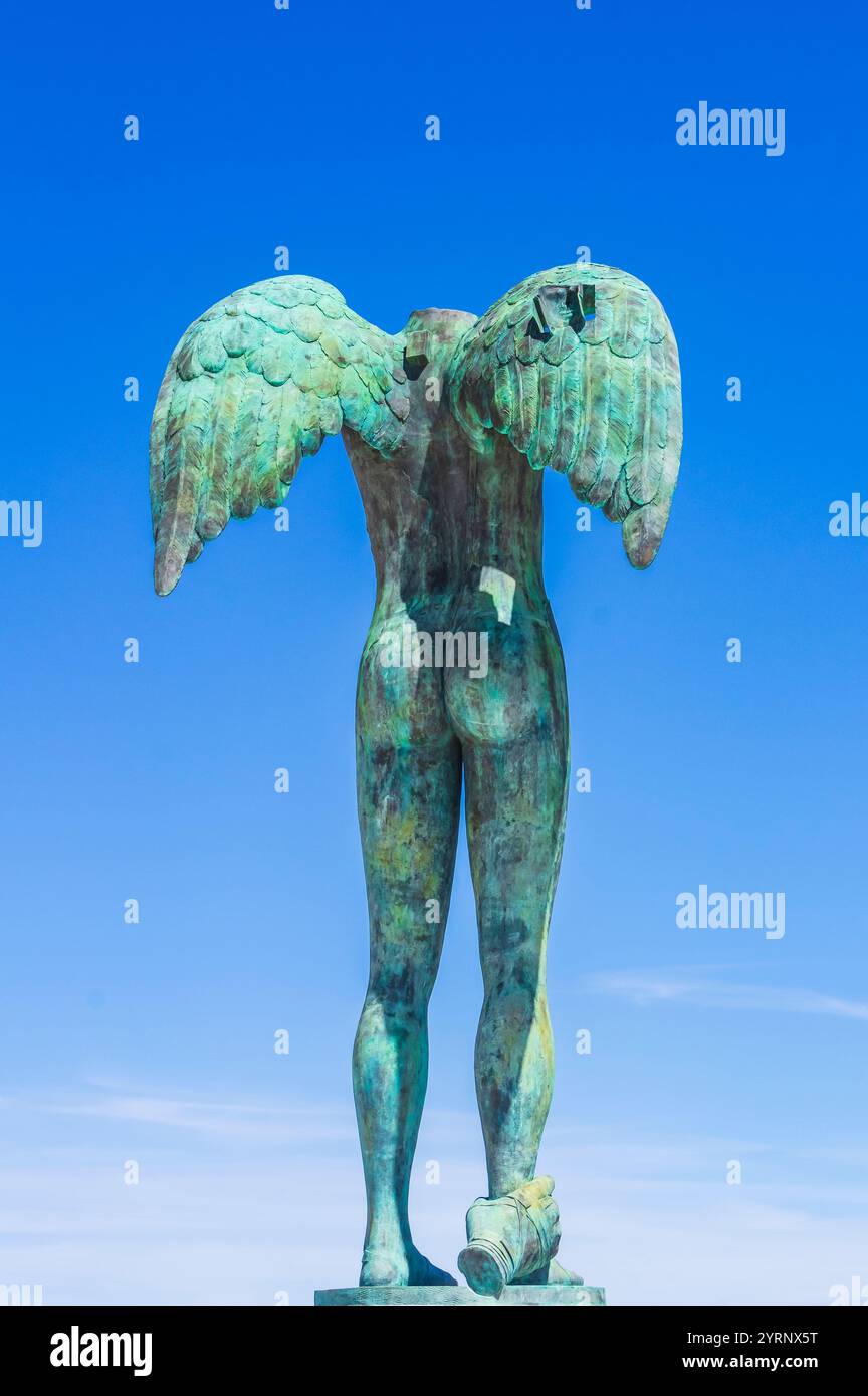 La scultura "Big Ikaria" di Igor Mitoraj vicino alla fortezza di Siracusa, Italia Foto Stock