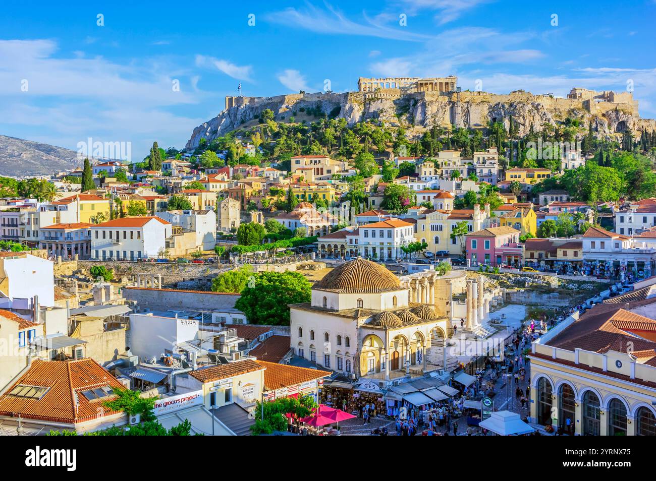 Vista della chiesa bizantina in Piazza Monastiraki, Acropoli sullo sfondo, Atene, Grecia Foto Stock