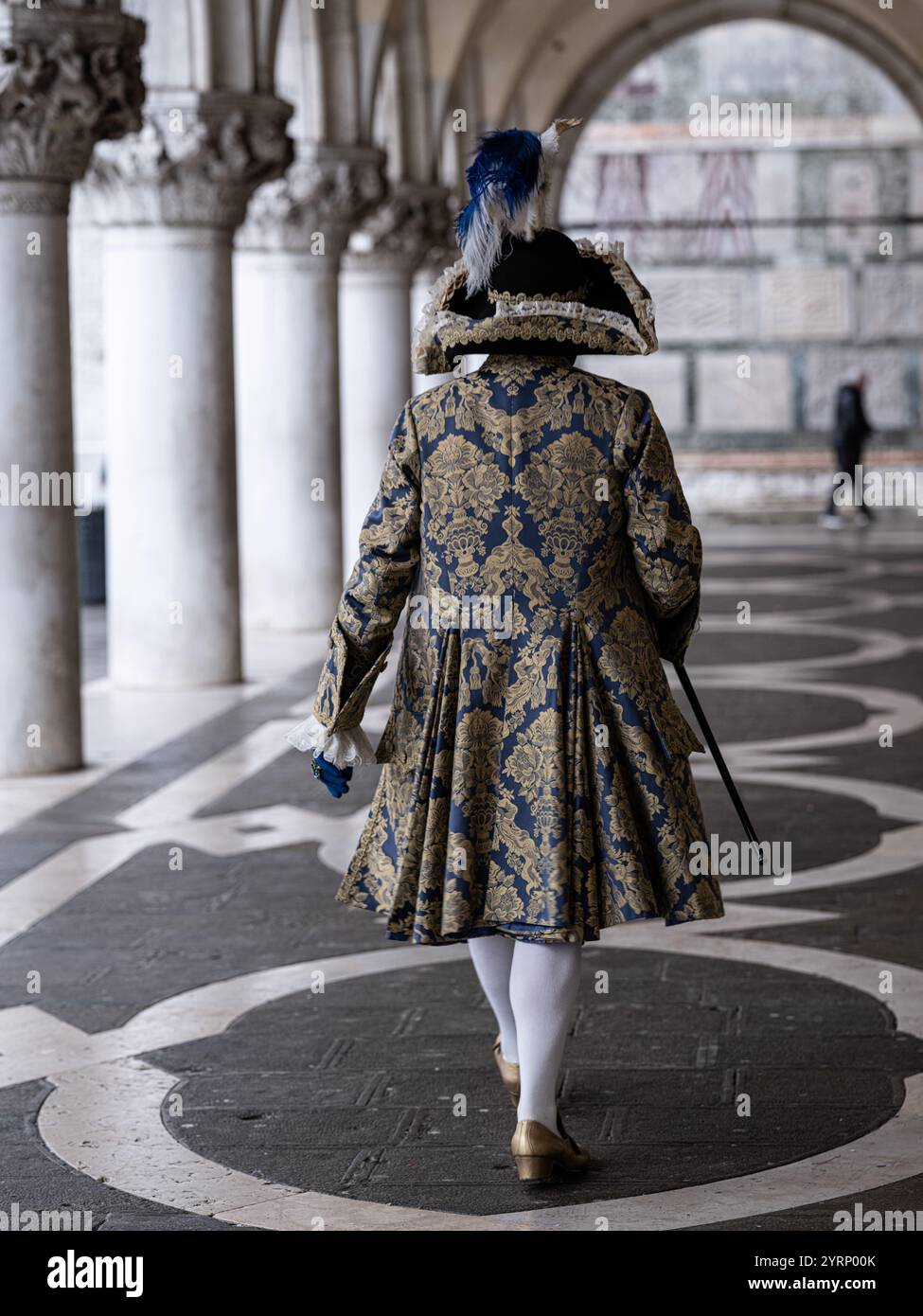 Uomo vestito con un bellissimo costume di carnevale per le strade di Venezia, in Italia, durante il Carnevale di Venezia. Casanova. Foto Stock