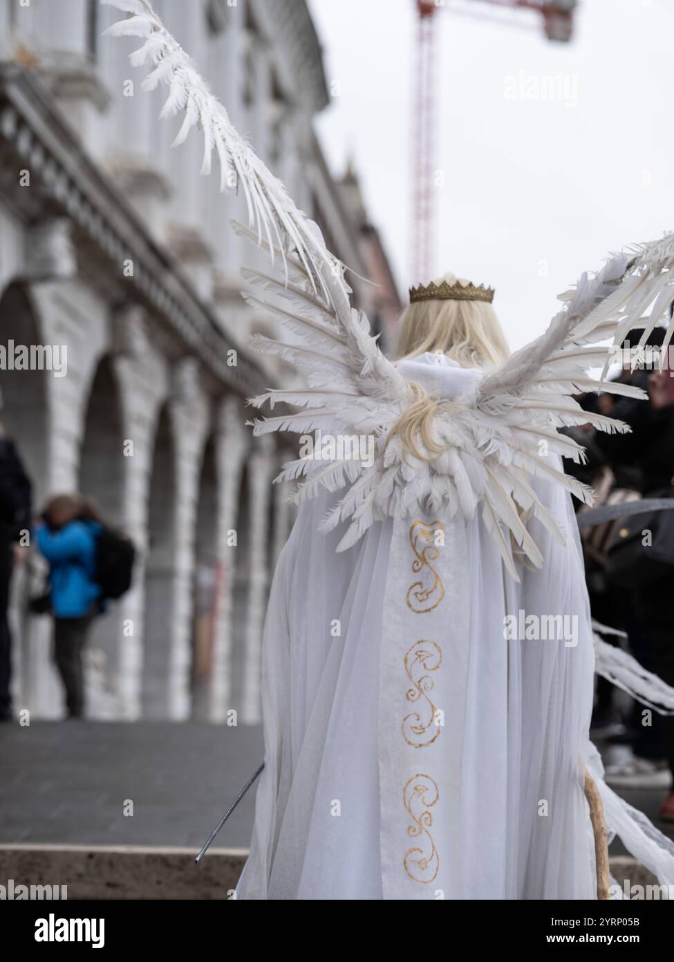 Morte, angolo caduto con una faccia da teschio, persona vestita in un carnevale di venezia per le strade di Venezia, Italia. Foto Stock