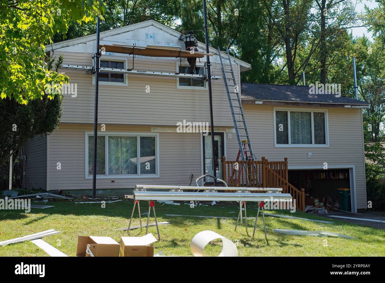 Un progetto di sostituzione dei rivestimenti domestici si avvicina al completamento con nuovi rivestimenti installati su tutti i lati tranne sulla parte superiore. Foto Stock