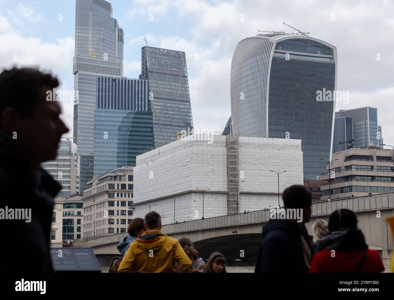 Città di Londra Blick auf das Finanzviertel città di Londra mit dem Gebäude 20 Fenchurch Street, das auch Das Walkie-Talkie genannt wird. Londra Inghilterra *** City of London Vista del quartiere finanziario della città di Londra con l'edificio 20 Fenchurch Street, chiamato anche Walkie Talkie London England Foto Stock