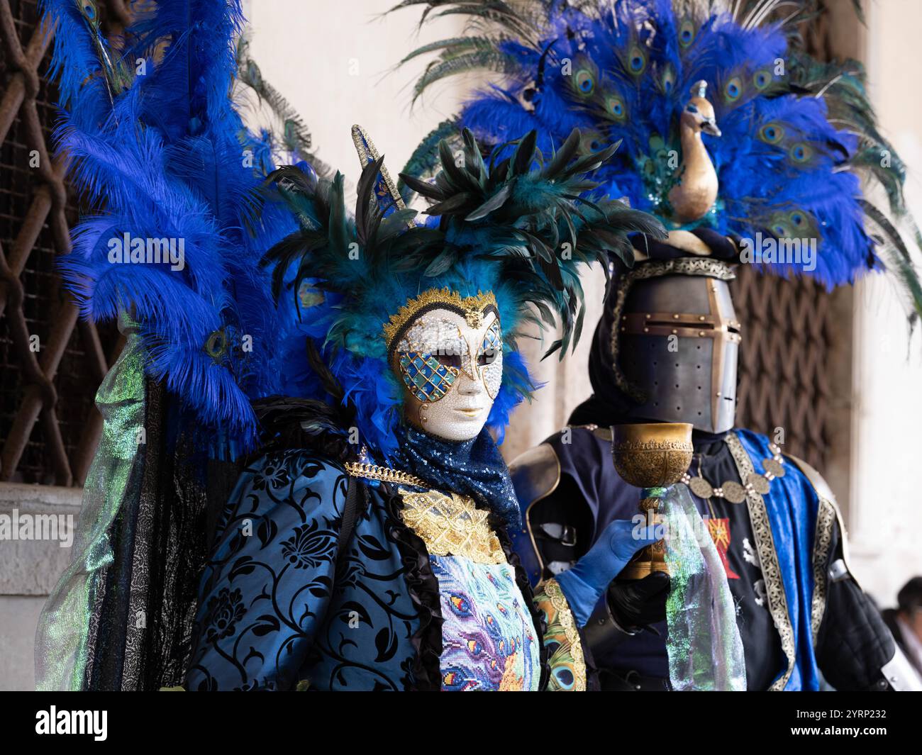 Donna vestita con un bellissimo costume di carnevale per le strade di Venezia, durante il Carnevale di Venezia. Foto Stock