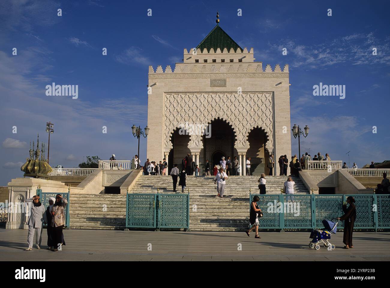 Rabat, Marocco. Turisti che visitano il Mausoleo di Mohammad V e Hassan II Foto Stock