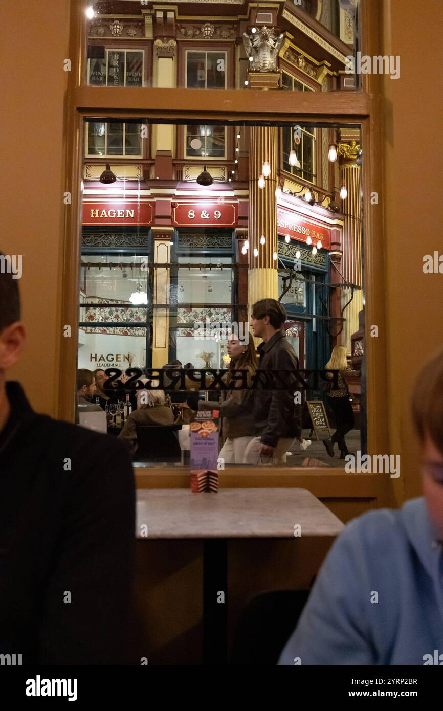 Mercato di Leadenhall Leadenhall Market ist ein überdachter Markt in der City of London, der seit 1972 als Grade-II*-Bauwerk unter Denkmalschutz steht.. Bereits im 14. Jahrhundert trafen sich rund um das Leadenhall Herrenhaus Geflügel- und Käsehändler. 1463 bekam er das Waagenrecht für Wolle, 1488 das Monopol für den Handel mit Leder. Durch den großen Brand von London 1666 wurden auch große Teile des Marktes zerstört. DAS anschließend errichtete langjährige Provisorium wurde 1881 von Sir Horace Jones umgebaut, der auch den Billingsgate Market und den Smithfield Market entworfen Hat. Eine Überdachu Foto Stock