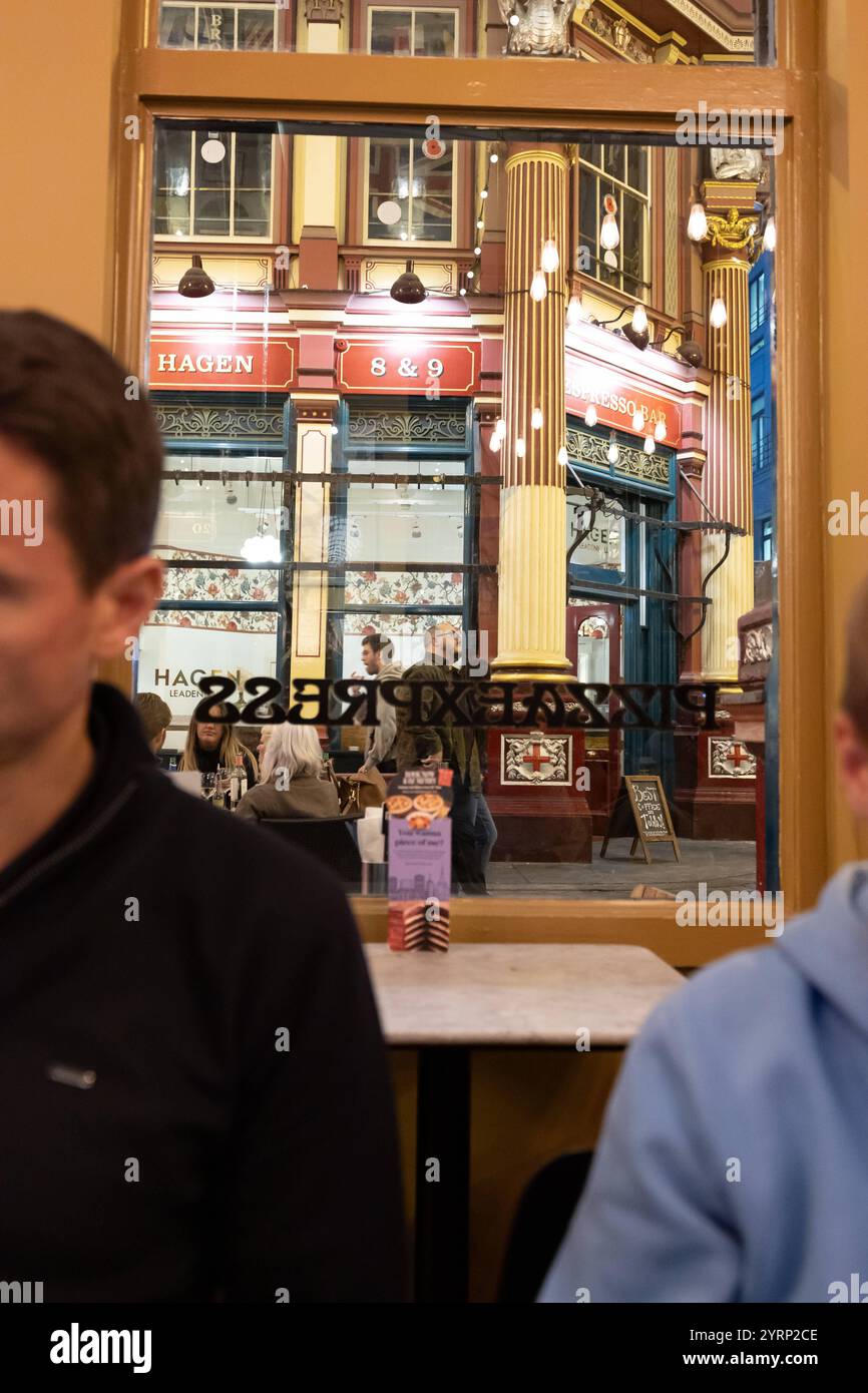 Mercato di Leadenhall Leadenhall Market ist ein überdachter Markt in der City of London, der seit 1972 als Grade-II*-Bauwerk unter Denkmalschutz steht.. Bereits im 14. Jahrhundert trafen sich rund um das Leadenhall Herrenhaus Geflügel- und Käsehändler. 1463 bekam er das Waagenrecht für Wolle, 1488 das Monopol für den Handel mit Leder. Durch den großen Brand von London 1666 wurden auch große Teile des Marktes zerstört. DAS anschließend errichtete langjährige Provisorium wurde 1881 von Sir Horace Jones umgebaut, der auch den Billingsgate Market und den Smithfield Market entworfen Hat. Eine Überdachu Foto Stock