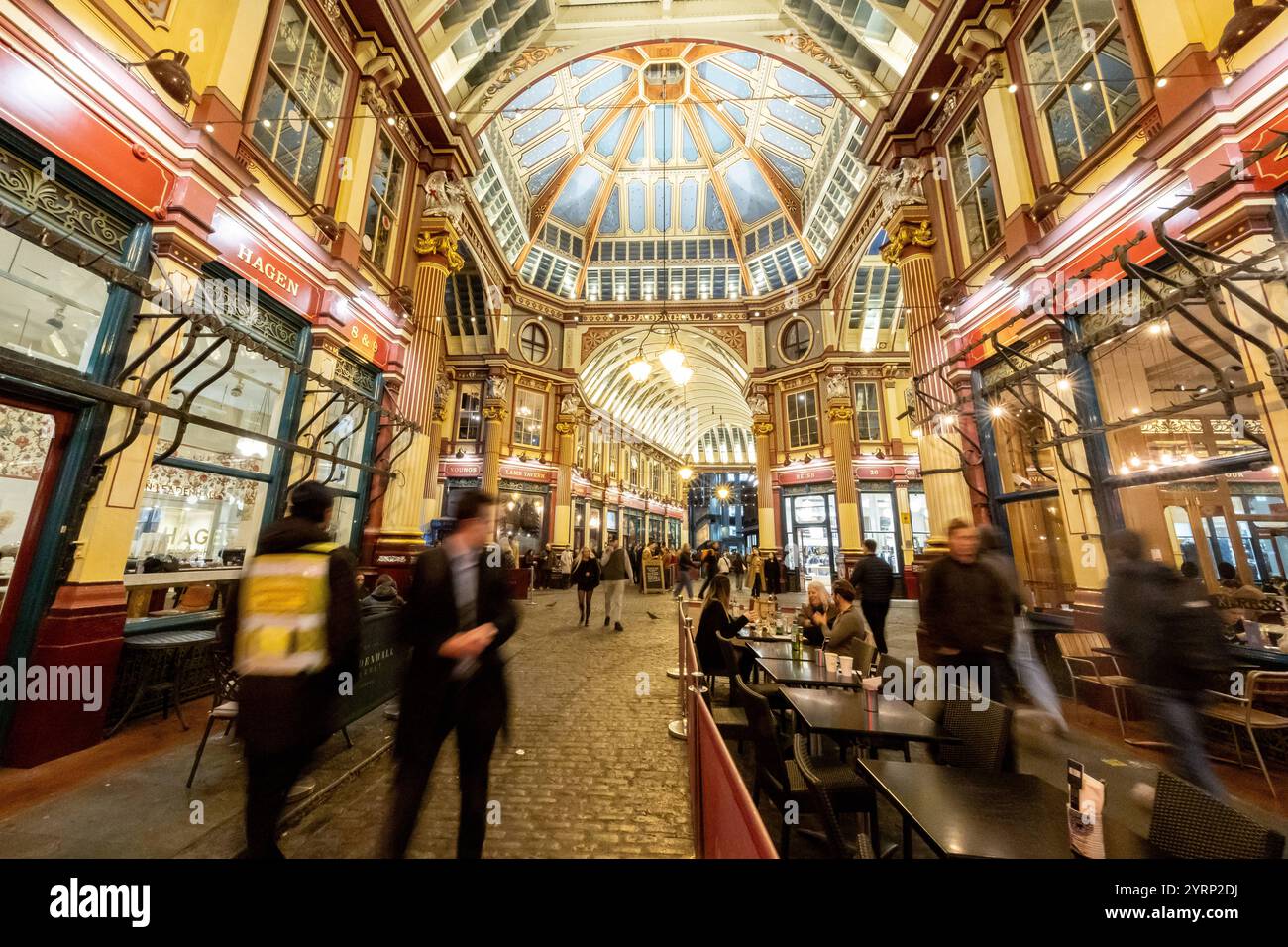 Mercato di Leadenhall Leadenhall Market ist ein überdachter Markt in der City of London, der seit 1972 als Grade-II*-Bauwerk unter Denkmalschutz steht.. Bereits im 14. Jahrhundert trafen sich rund um das Leadenhall Herrenhaus Geflügel- und Käsehändler. 1463 bekam er das Waagenrecht für Wolle, 1488 das Monopol für den Handel mit Leder. Durch den großen Brand von London 1666 wurden auch große Teile des Marktes zerstört. DAS anschließend errichtete langjährige Provisorium wurde 1881 von Sir Horace Jones umgebaut, der auch den Billingsgate Market und den Smithfield Market entworfen Hat. Eine Überdachu Foto Stock