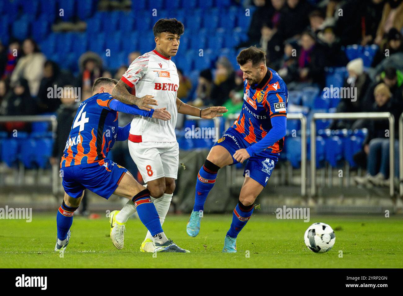 Basilea, Svizzera. 4 dicembre 2024. Basilea, Svizzera, 4 dicembre 2024: Duello tra Taulant Xhaka (34 Basilea), Albian Ajeti (23 Basilea) e Baltazar Costa (8 Sion) durante la partita di calcio della Coppa Svizzera tra FC Basel 1893 e FC Sion al St. Jakob-Park di Basilea, Svizzera. Philipp Kresnik (Philipp Kresnik/SPP) credito: SPP Sport Press Photo. /Alamy Live News Foto Stock