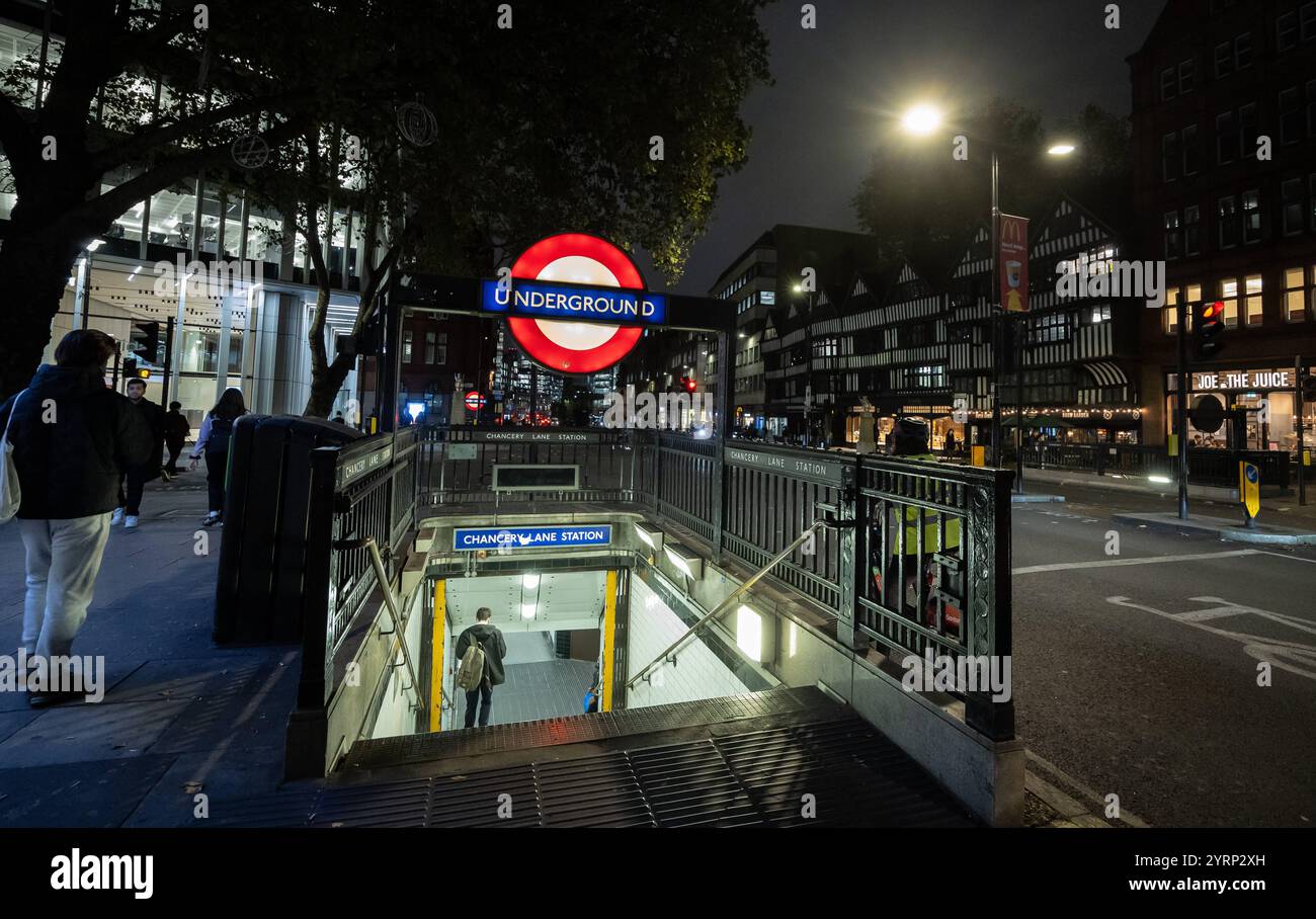 Stazione della metropolitana di Eingang zur Chancery Lane stazione della U-Bahn di Eingang zur stazione di Chancery Lane a Londra, aufgenommen bei Nacht. Londra Inghilterra *** ingresso alla stazione della metropolitana di Chancery Lane ingresso alla stazione della metropolitana di Chancery Lane a Londra, preso di notte Londra Inghilterra Foto Stock