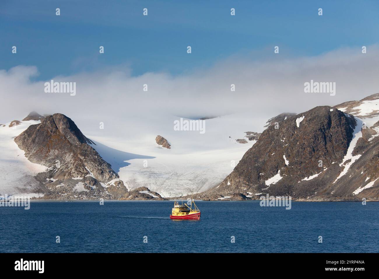 Barca da pesca nella baia di Hamilton a Raudfjord, Svalbard, Norvegia, Europa Foto Stock