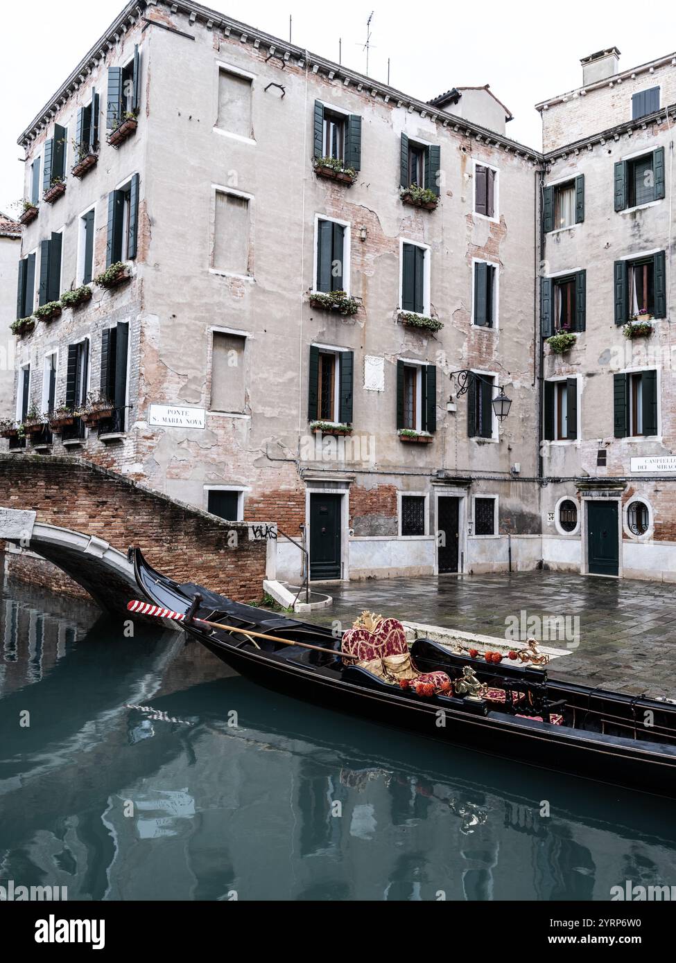 Gondola in un canale d'acqua per le strade di Venezia Foto Stock