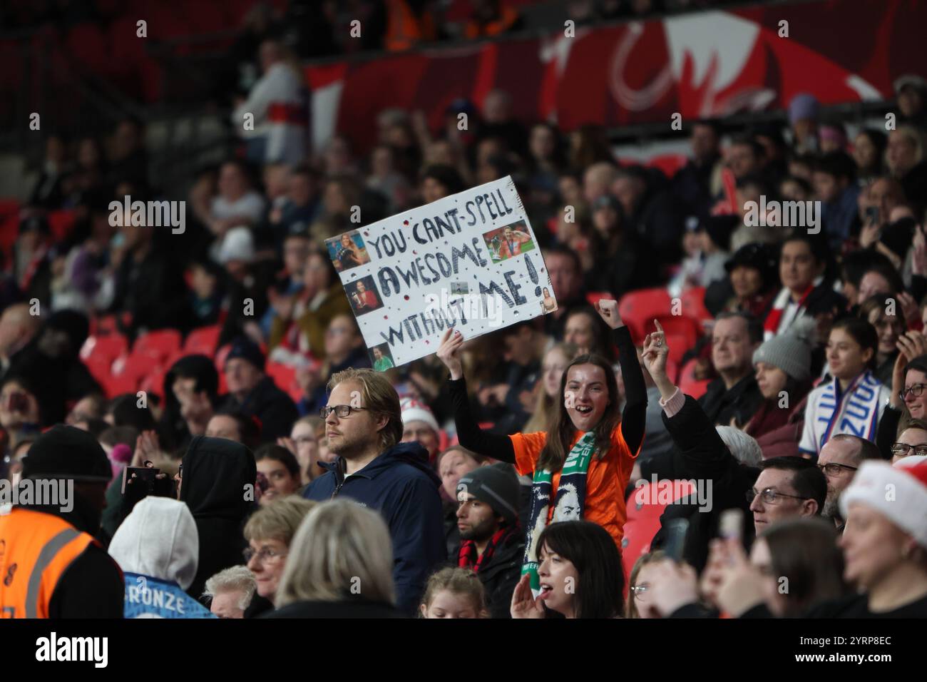 Fans England vs USA Wembley Stadium London Lionesses Inghilterra squadra di calcio femminile 30 novembre 2024 Foto Stock