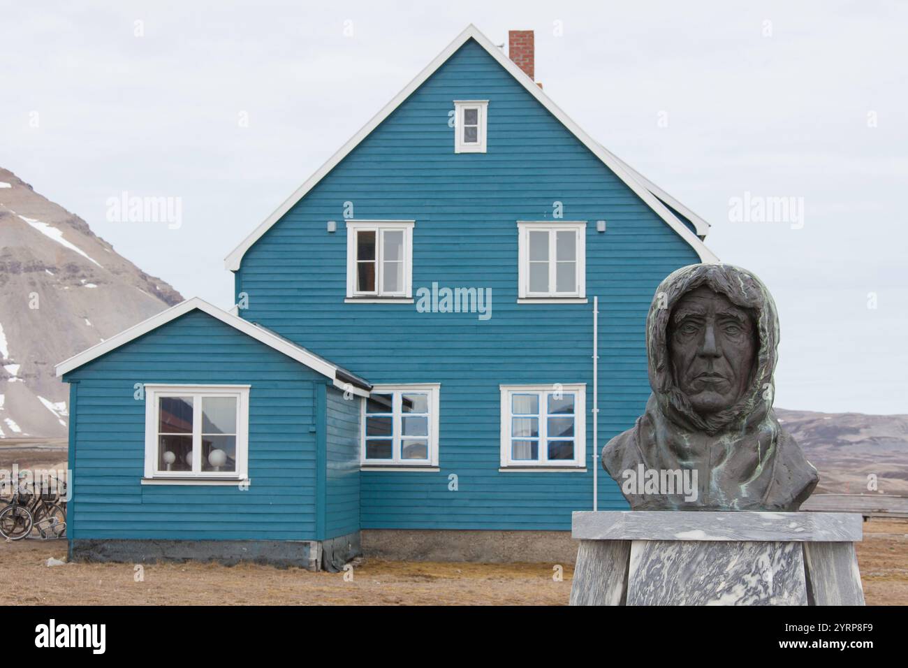 Busto dell'esploratore polare norvegese Roald Amundsen, NY Alesund, Spitsbergen, Norvegia Foto Stock
