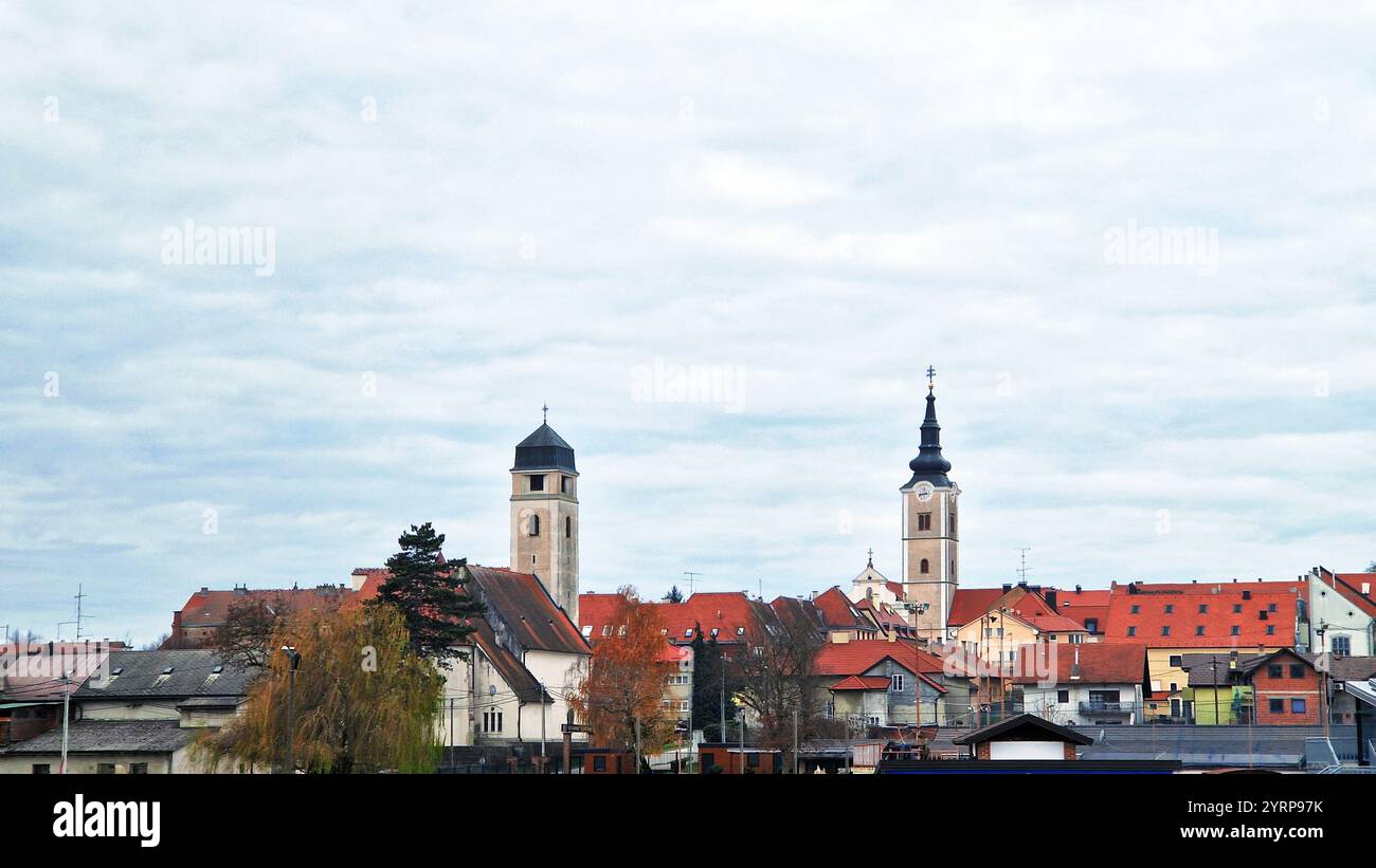 Incantevole vista di Krizevci, città europea caratterizzata da architettura tradizionale e importanti torri della chiesa. Ambiente perfetto che riflette la storia e la cultura Foto Stock