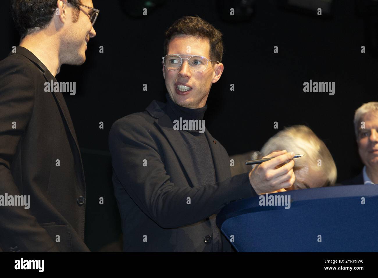 Sankt Vith, Belgio. 4 dicembre 2024. Il pilota di rally belga Thierry Neuville e il suo co-pilota Martijn Wydaeghe (C) nella foto di una serata celebrativa per il titolo del Campionato del mondo Rally (WRC) di Neuville, mercoledì 04 dicembre 2024 a Sankt Vith. BELGA PHOTO NATACHA FREISEN credito: Belga News Agency/Alamy Live News Foto Stock