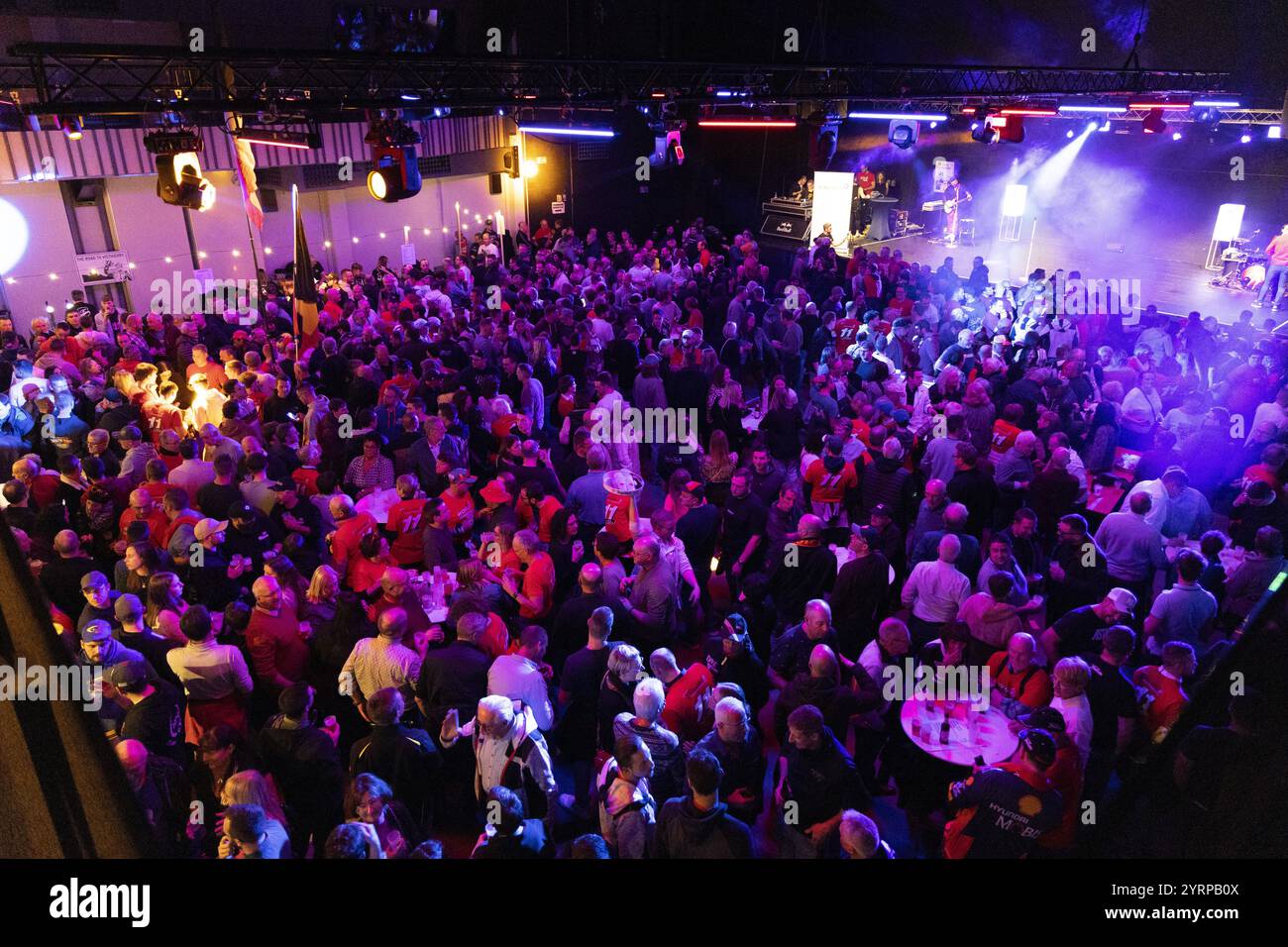 Sankt Vith, Belgio. 4 dicembre 2024. Molte persone partecipano a una serata di festa per il titolo del Campionato del mondo Rally (WRC) di Neuville, mercoledì 04 dicembre 2024 a Sankt Vith. BELGA PHOTO NATACHA FREISEN credito: Belga News Agency/Alamy Live News Foto Stock